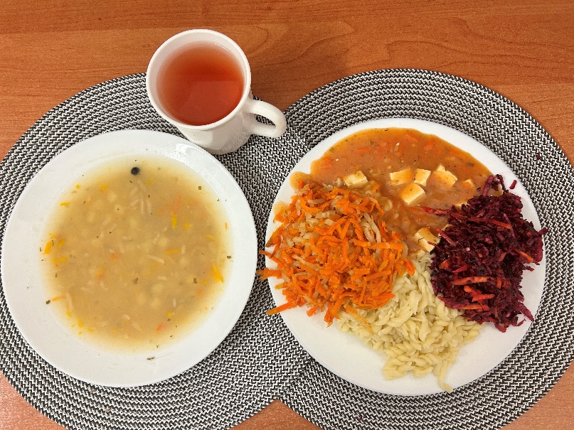 Na zdjęciu: Fasolowa z ziemniakami, Makaron, Tofu w sosie pomidorowym dieta, Sałatka z kapusty czerwonej z olejem, Bukiet jarzyn gotowany z olejem, Kompot owocowy